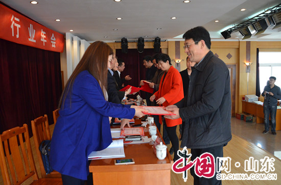 点击图片翻到下一页>> 山东省会展行业年会举行 发布《2015山东省会展业发展报告》